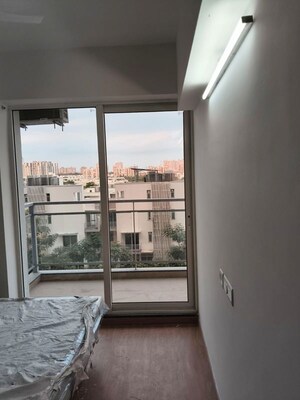Room in 1.5 BHK Apartment at Godrej Golf Links Evoke, Sector 27 Yamuna Expressway – for Rent