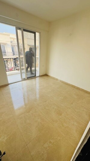 Room in 2.5 BHK Apartment at Signature Global Park 4 and 5, Sohna Sector 36 – for Rent