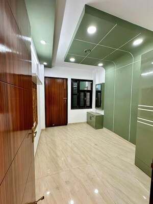 Room in 3 BHK Builder Floor at Dwarka Mor – for Rent