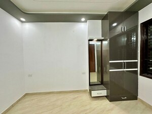 Room in 3 BHK Builder Floor at Dwarka Mor – for Rent