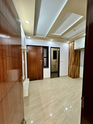 Room in 3 BHK Builder Floor at Dwarka Mor – for Rent