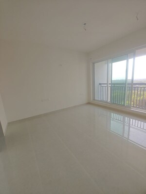 Room in 2 BHK Apartment at L And T Seawoods Residences, Seawoods – for Rent