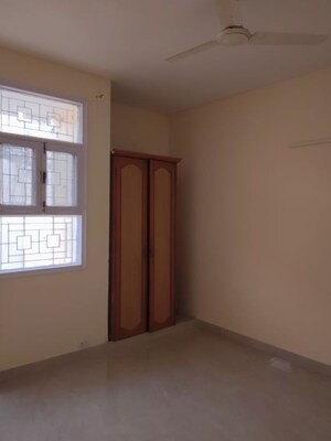Room in 3 BHK Builder Floor at Unitech South City II, Sector 50 – for Rent