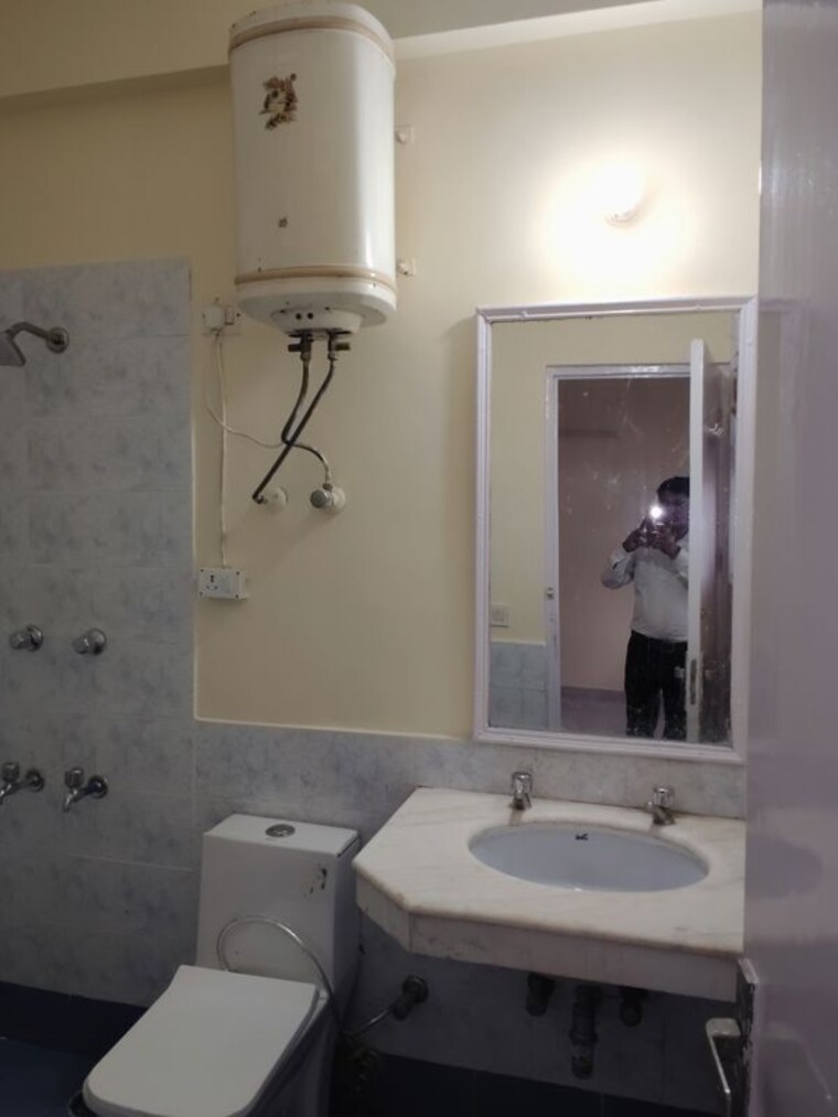Bathroom, unitech-south-city-ii 3 Bedroom 1500 Sq.Ft. Builder Floor In Sector 50 Gurgaon 10766646