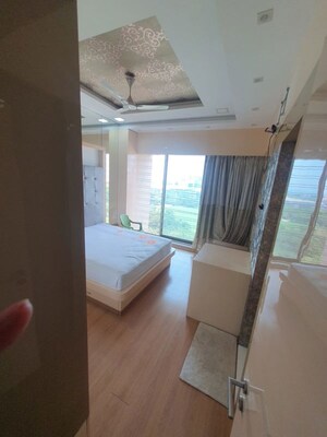 Room in 3 BHK Apartment at Kalpataru Regalia, Goregaon West – for Sale
