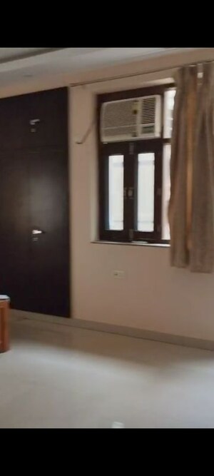 Room in 2 BHK Builder Floor at Sector 45 – for Rent