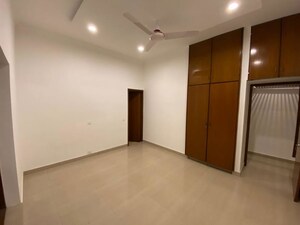 Room in 4 BHK Apartment at Safdarjung Development Area – for Rent