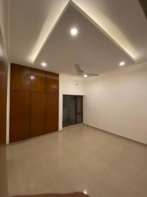 Room in 4 BHK Apartment at Safdarjung Development Area – for Rent