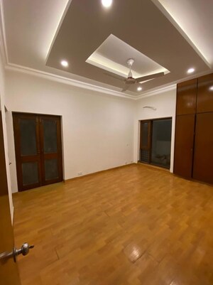 Room in 4 BHK Apartment at Safdarjung Development Area – for Rent
