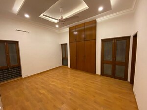 Room in 4 BHK Apartment at Safdarjung Development Area – for Rent