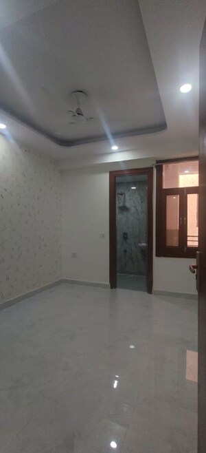 Room in 3 BHK Builder Floor at RWA Apartments Sector 73, Sector 73 – for Rent