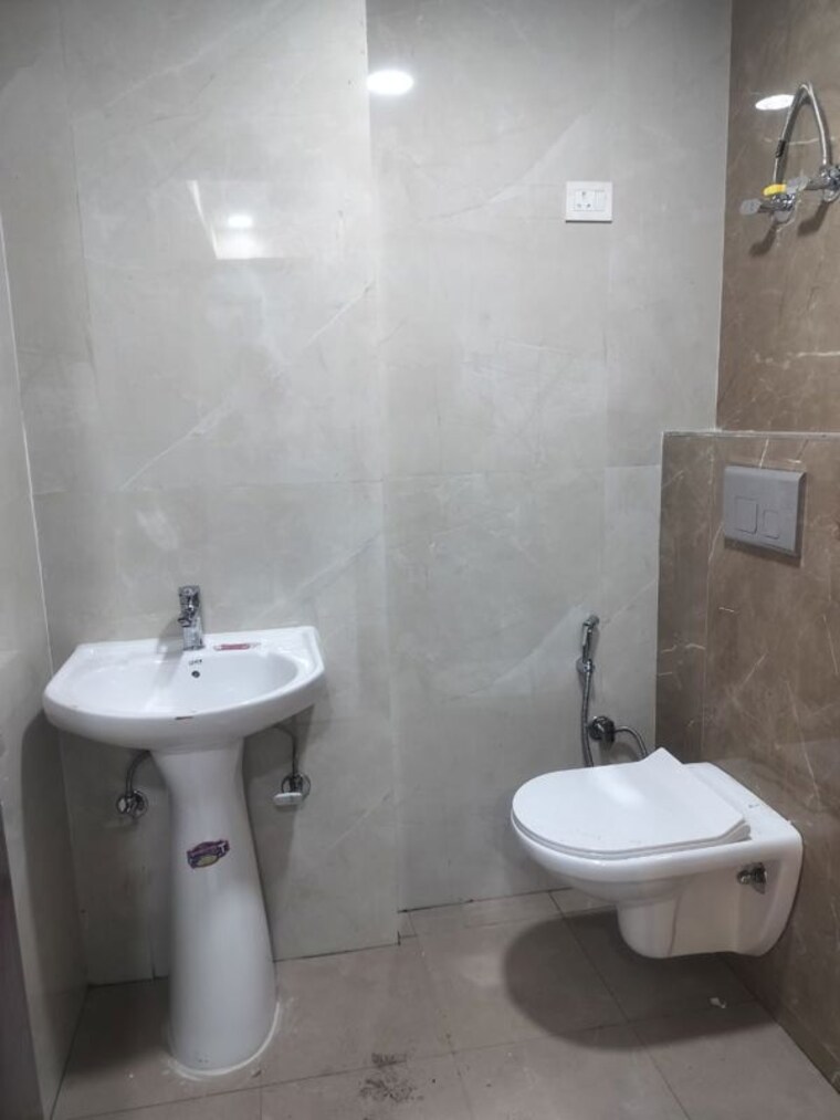 Bathroom, rwa-apartments-sector-73 2 Bedroom 985 Sq.Ft. Builder Floor In Sector 73 Noida 10766907
