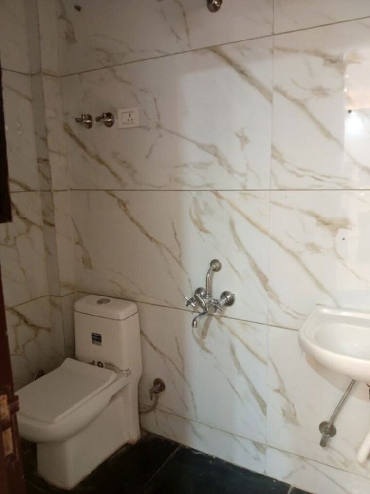 Bathroom, kishangarh 3 Bedroom 125 Sq.Yd. Builder Floor In Kishangarh Delhi 10766998
