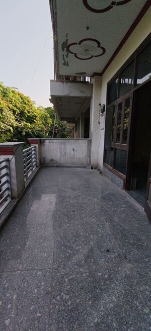 Parking in 2 BHK Builder Floor at RWA Apartments Sector 73, Sector 73 – for Rent