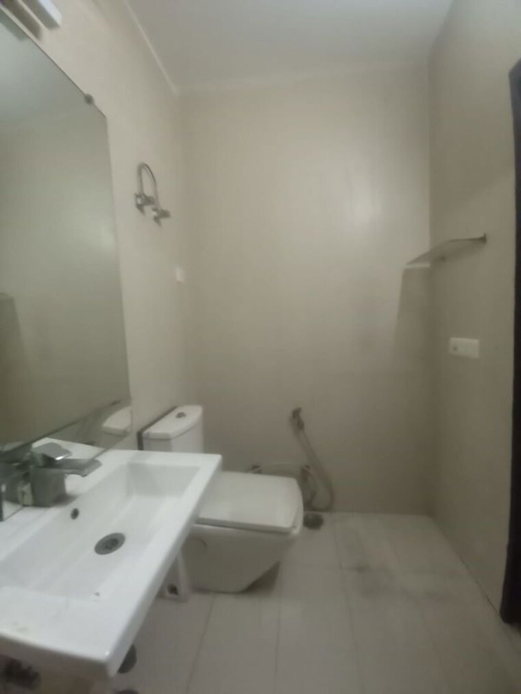 Bathroom, nehru place 3 Bedroom 1900 Sq.Ft. Apartment In Nehru Place Delhi 10767141