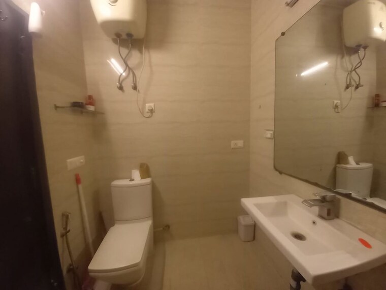 Bathroom, nehru place 3 Bedroom 1900 Sq.Ft. Apartment In Nehru Place Delhi 10767141