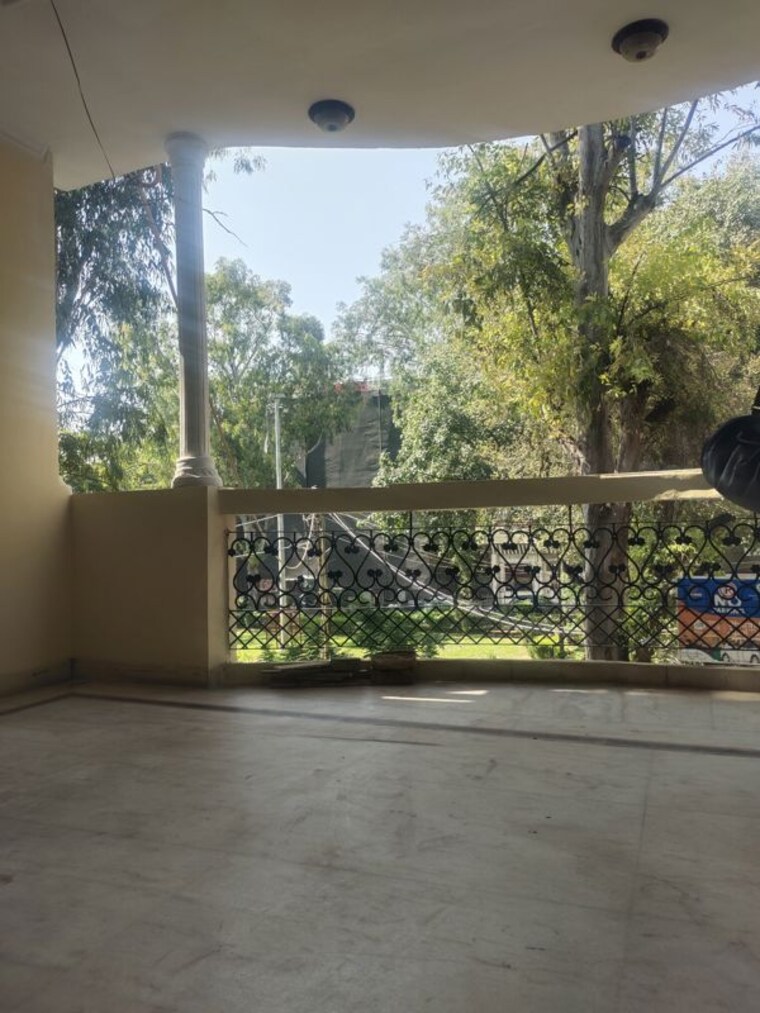 Garden, lajpat nagar 3 Bedroom 1800 Sq.Ft. Builder Floor In Lajpat Nagar Delhi 10767260