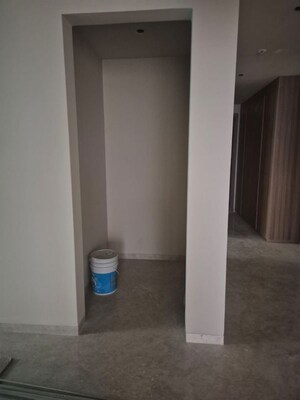 Room in 4 BHK Apartment at Mahim West – for Rent