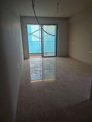 Room in 4 BHK Apartment at Mahim West – for Rent
