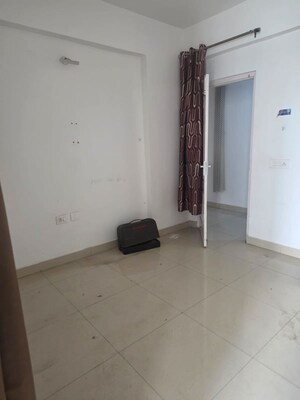 Room in 3 BHK Apartment at Sushant Golf City – for Rent