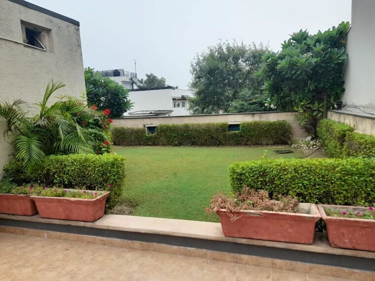 Garden, vasant vihar 4 Bedroom 3600 Sq.Ft. Apartment In Vasant Vihar Delhi 10767359