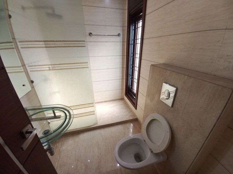 Bathroom, safdarjung enclave 3 Bedroom 2500 Sq.Ft. Apartment In Safdarjung Enclave Delhi 10767372