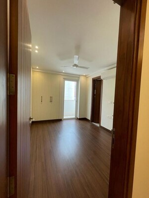 Room in 4 BHK Apartment at Vasant Vihar – for Rent