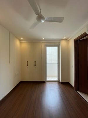 Room in 4 BHK Apartment at Vasant Vihar – for Rent