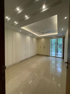 Room in 4 BHK Apartment at Vasant Vihar – for Rent