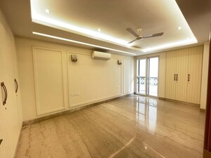 Room in 4 BHK Apartment at Vasant Vihar – for Rent