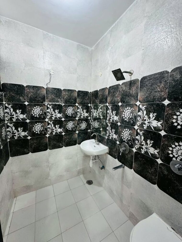 Attached Bathroom, kharar mohali road 3 Bedroom 1127 Sq.Ft. Builder Floor In Kharar Mohali Road Kharar 10767378