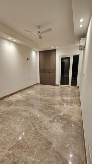 Room in 4 BHK Apartment at Green Park Extension – for Rent