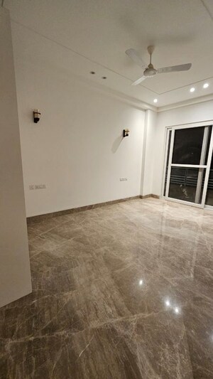Room in 4 BHK Apartment at Green Park Extension – for Rent