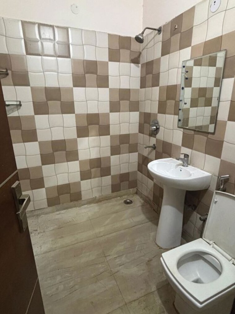Bathroom, palam vihar 3 Bedroom 260 Sq.Ft. Builder Floor In Palam Vihar Gurgaon 10767274