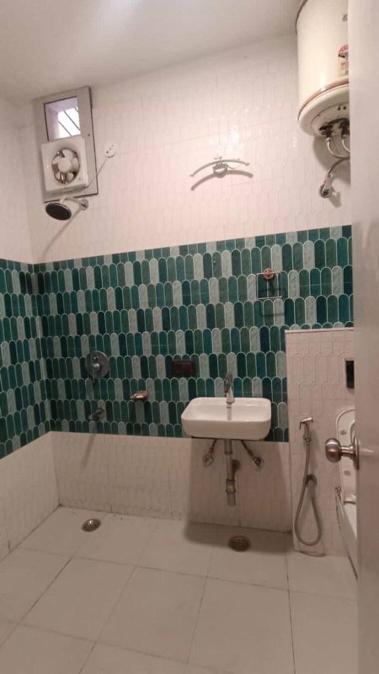Bathroom, palam vihar 3 Bedroom 204 Sq.Yd. Builder Floor In Palam Vihar Delhi 10767410