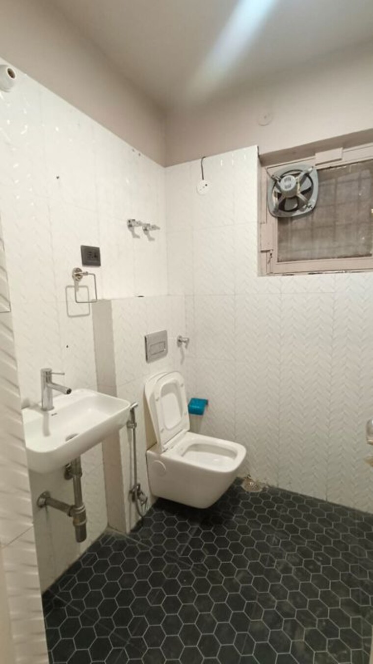 Bathroom, palam vihar 3 Bedroom 204 Sq.Yd. Builder Floor In Palam Vihar Delhi 10767410
