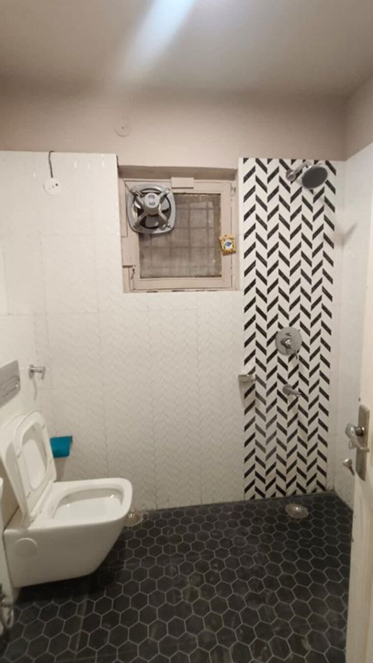 Bathroom, palam vihar 3 Bedroom 204 Sq.Yd. Builder Floor In Palam Vihar Delhi 10767410