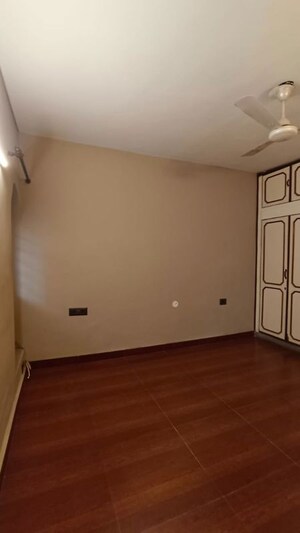 Room in 3 BHK Builder Floor at Palam Vihar – for Rent