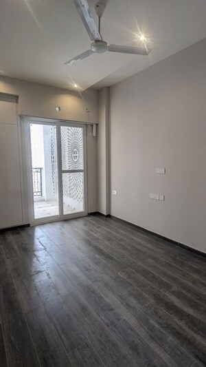 Room in 3 BHK Apartment at T And T Eutopia Phase 1, Siddharth Vihar – for Rent
