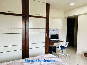 Room in 3.5 BHK Apartment at Amanora Aspire Towerss, Hadapsar – for Rent