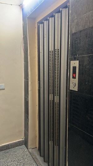 Lift in 3 BHK Builder Floor at Mansarovar Park – for Sale