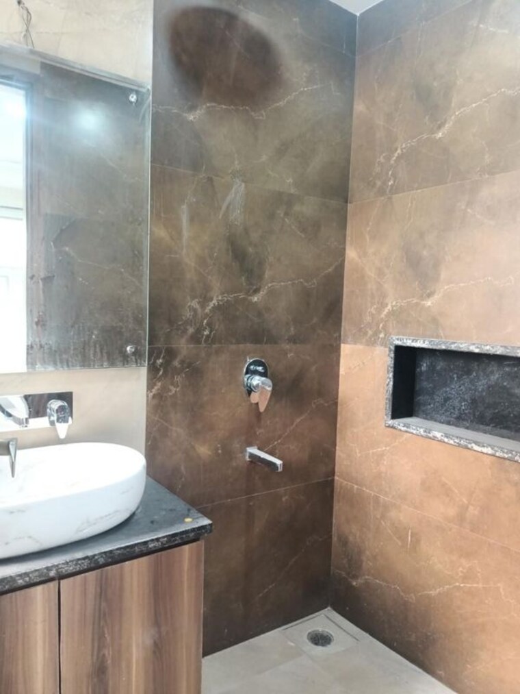 Bathroom, sector 8 dwarka 4 Bedroom 210 Sq.Yd. Builder Floor In Sector 8 Dwarka Delhi 10767523