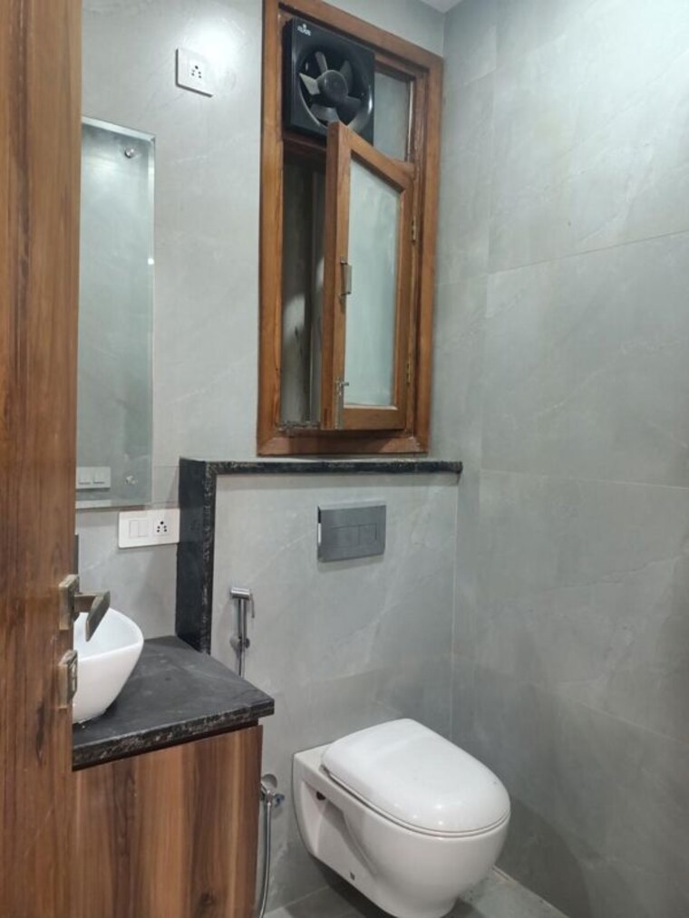 Bathroom, sector 8 dwarka 4 Bedroom 210 Sq.Yd. Builder Floor In Sector 8 Dwarka Delhi 10767523