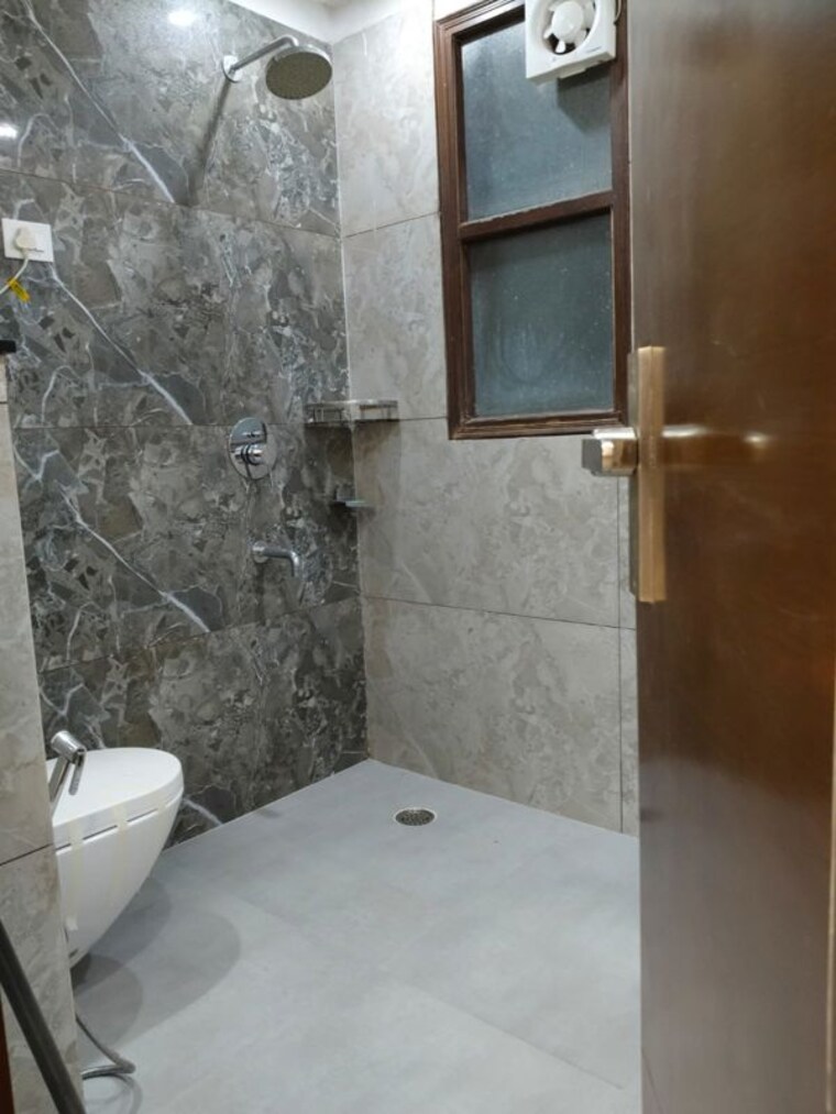Bathroom, palam vihar 4 Bedroom 360 Sq.Yd. Builder Floor In Palam Vihar Delhi 10767417