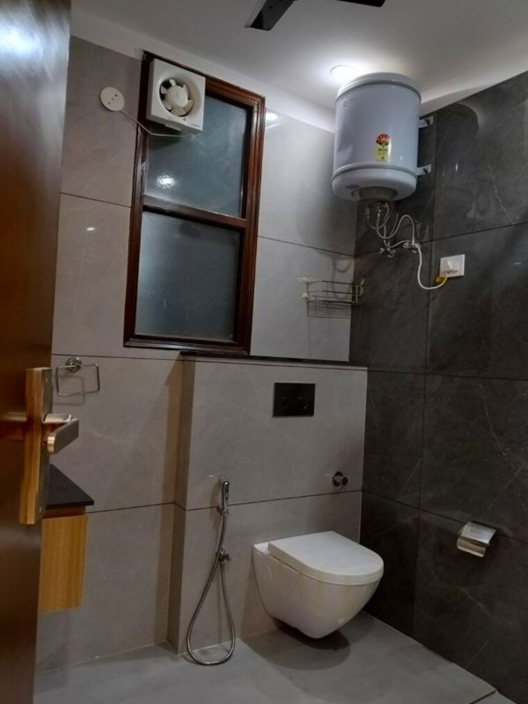 Bathroom, palam vihar 4 Bedroom 360 Sq.Yd. Builder Floor In Palam Vihar Delhi 10767417