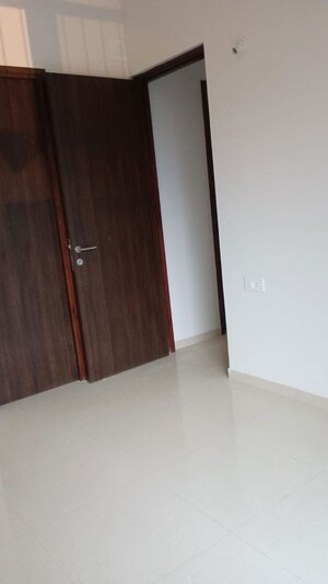 Room in 1.5 BHK Apartment at Kalpataru Elitus, Mulund West – for Rent
