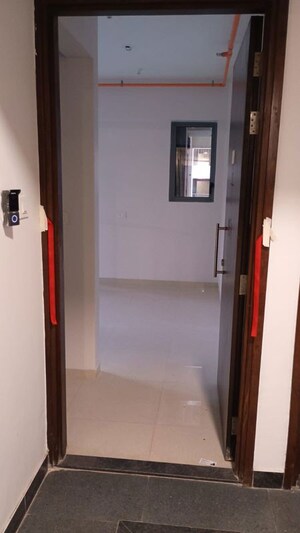 Room in 1.5 BHK Apartment at Kalpataru Elitus, Mulund West – for Rent