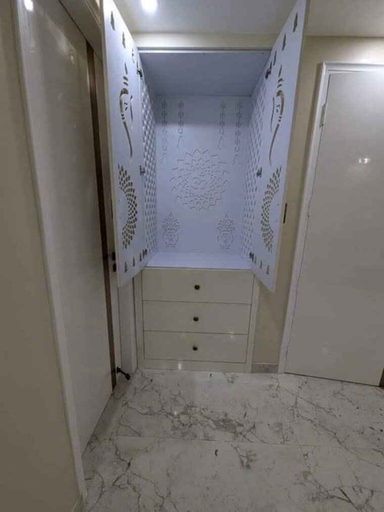 Bathroom, freedom fighters enclave 2 Bedroom 1000 Sq.Ft. Apartment In Freedom Fighters Enclave Delhi 10767707