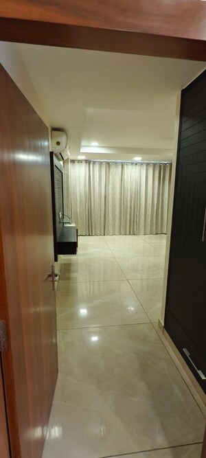 Room in 6 BHK Independent House at Sector 71 – for Rent