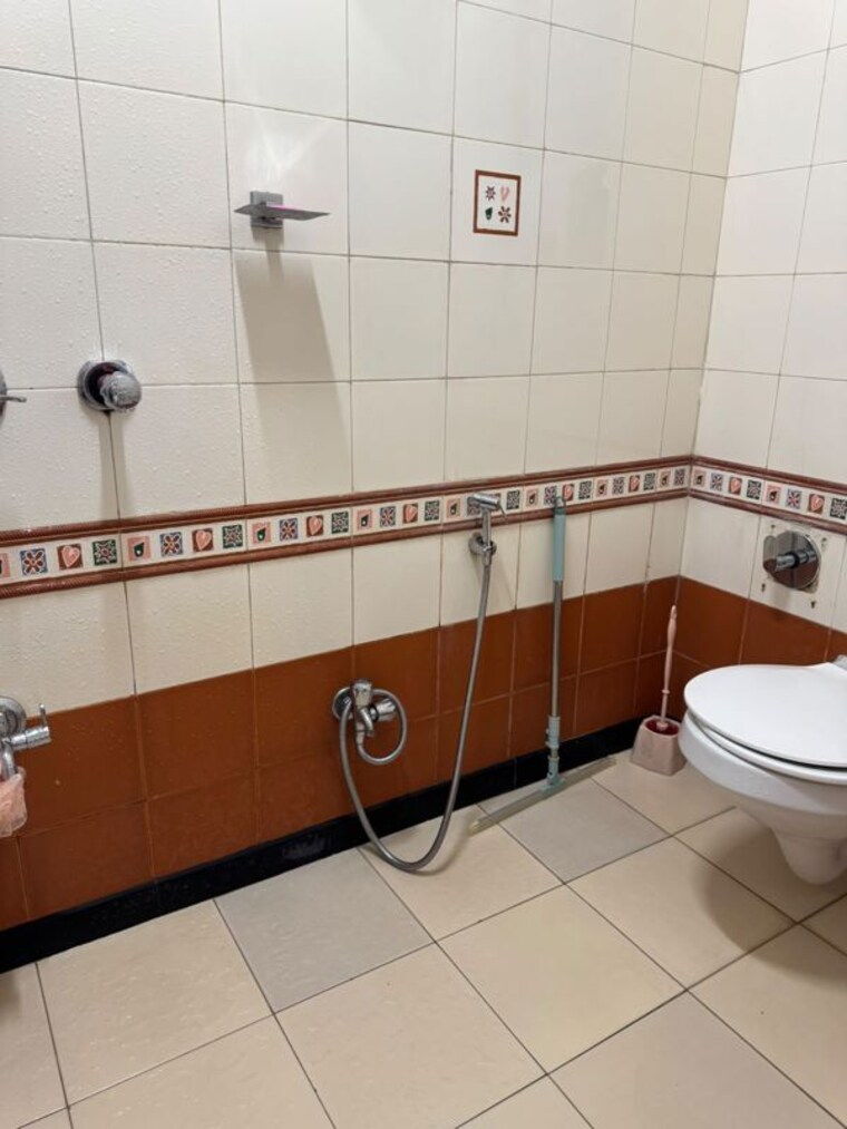 Bathroom, shell-colony 1 Bedroom 500 Sq.Ft. Apartment In Chembur Mumbai 10767737